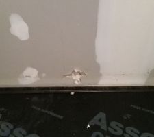 Quand RC2B se présente chez vous pour casser le carrelage et la chape qu'il a totalement loupé dans votre construction neuve, ça donne ça :
