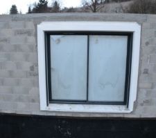 Cadre cass&eacute; &agrave; la pose (en bas &agrave; droite) il y a &eacute;galement le bas du cadre d'une fen&ecirc;tre et de la porte d'entr&eacute;e mais c'est plus l&eacute;ger...