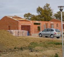 Les pignons sont montés et les pannes de la charpente tradi du garage sont posées