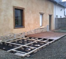 Terrasse en cours : geotextile, plots, lambourdes et lames !