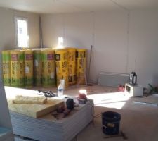 Cuisine vue du salon et hall service derrière