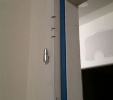 Coups de scie volontairement donnés sur l'un des bâtis....