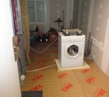 Pose de l'isolation au sol + mise en place de la plomberie.