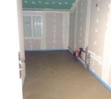 Dalle avec surélévation de la pièce de prêt de 13 cm.