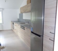 Pose de la nouvelle cuisine. Ne manque que la d&eacute;coupe et la pose de la h&ocirc;te