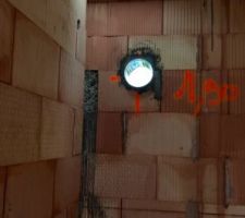 La 1ere réservation qui doit servir à accueillir la gaine de 195cm de diametre extérieur, qui a été correctement réalisée à priori... 
+ le trou creusé dans la dalle pour passer les gaines à l'étage. Bon, normalement cela était prévu plus près de l'entrée au RDC, pour que ca passe dans le placard de l'entrée mais bon. Le trou nous semble un peu petit, il faudra qu'on l'agrandisse...