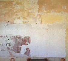 Mur apr&egrave;s avoir enlev&eacute; la fa&iuml;ence.