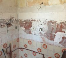 Mur apr&egrave;s avoir enlev&eacute; la fa&iuml;ence.