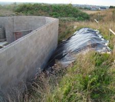 Bache de protection pour eviter que les murs du terrassement ne continuent de tomber...

bien m'en pris car la partie sans bache de protection est tombée.....