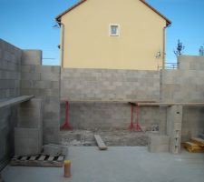Les murs avec la preparation pour le linteau......passage vers la cave a vin...