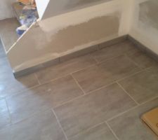 Carrelage fini + plinthes Rdc sous escalier