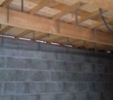 Passage de l'électricité dans le garage et des suspentes en vue d'isoler le plafond