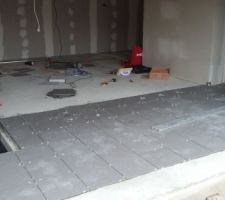 Pose du carrelage dans le garage