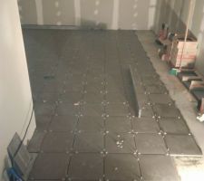 Pose du carrelage dans le garage