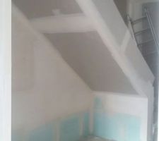 L escalier est  fini en  cours de séchage des enduits