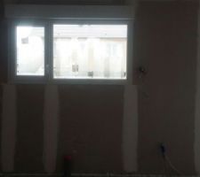 Vue de la fenêtre de la cuisine  ,les enduits sèche ..