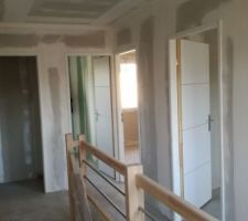 Pallier, de gauche à droite: wc, sdb enfants, chambre petit, chambre grand et derrière le photographe chambre parents