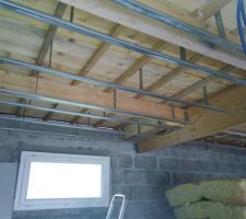 Pose des rails et suspentes pour l'isolation du garage