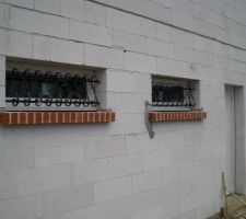 Façade est avec ses grilles de défense.