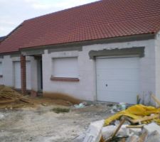 Façade sud avec le linteau du garage retouché.