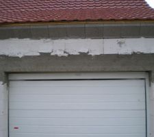 Façade sud avec le linteau du garage retouché.