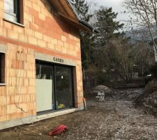 Terres remises et aplanissement du terrain pour la terrasse