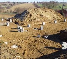 Tout d'abord bonne et heureuse année 2017 à tous ! 

Et voilà, en ce début d'année les travaux continuent....le vide sanitaire se prépare !