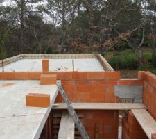 Coffrage des accroterres pour les toits plats et premier rang de brique des murs du R+1
