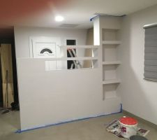 Cloison de l'entrée en placo avec niches DIY