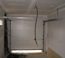 Porte de garage trop courte.