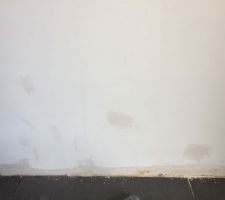 Beaucoup de petits défauts à corriger sur les murs visibles après la sous couche...