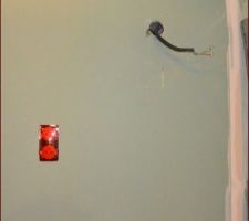 Arrivée electrique au dessus du futur lavabo et coffrage tuyauterie au plafond
