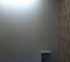 Vieux papier sous lambris et lambris pvc escalier a retirer