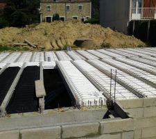 Pose des isolants polystyrènes entre les poutrelles en béton. Le garage n'a pas la même couche d'isolants. j'ai demandé à qu'il soit également isolé: cout supplémentaire :  450? cash
