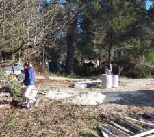 Grillage enlev&eacute; pour donner l?acc&egrave;s aux camions.