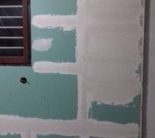 Placage cot&eacute; Sdb dans la buanderie et coffrage des tuyaux au plafond