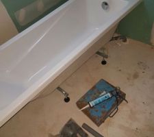 Nous attaquons la plomberie avec la pose des sanitaires. Pas déçu du résultat, la banque à douche prévu par le constructeur était 80/80 au final je suis content d'avoir négocié du 129/90. ????