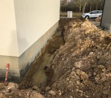 Une petite tranchée chez nous réalisée par le constructeur du voisin ^^