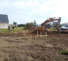 Les premiers coups de pelleteuse en pr&eacute;sence du conducteur de travaux