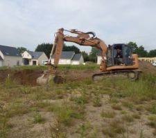 Les premiers coups de pelleteuse en pr&eacute;sence du conducteur de travaux