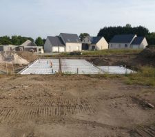 Isolation et mise en place de la ferraille avant le coulage de la dalle