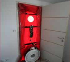 Vue de l'intérieur : la fameuse porte rouge... et son gros ventilo à tornade...