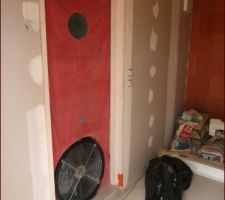 Vue de l'extérieur : la fameuse porte rouge... et son gros ventilo à tornade...