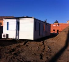Arrivée du mobil home :non placé non calé et embourbé