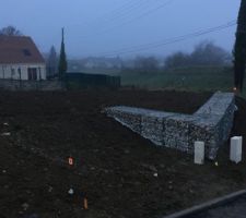 Mur en gabion avec viabilit&eacute;s