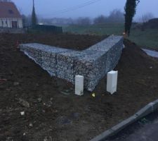 Mur en gabion avec viabilit&eacute;s