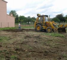 On aplani le terrain. On gratte 13 cms seront suffisant.