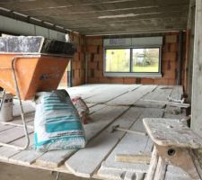 Le pl&acirc;trier se pr&eacute;pare pour enduire les plafonds et murs de refends