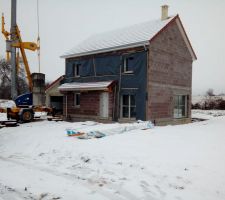 Maison sous la neige