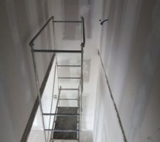 échafaudage pour commencer le ponçage